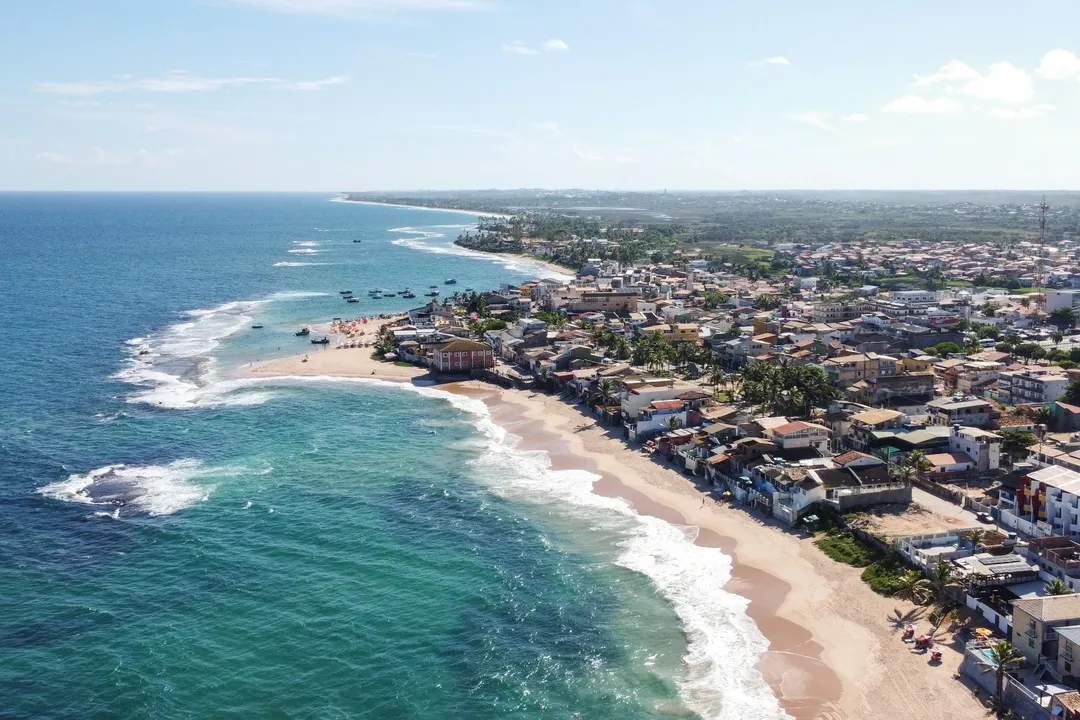 Camaçari tem a segunda maior faixa litorânea do estado, com 42 km de praias