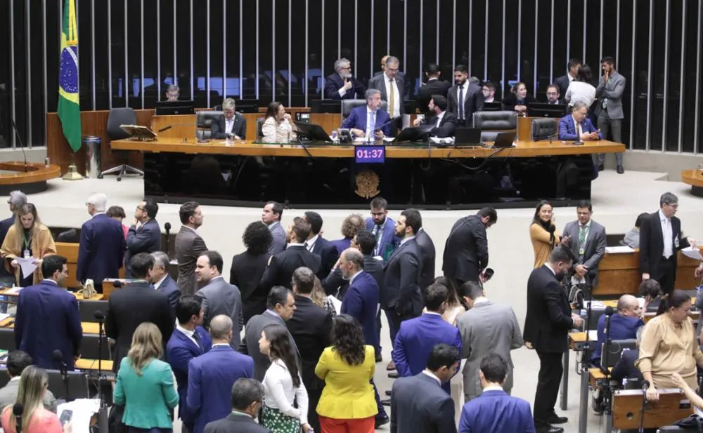 Apenas quatro baianos marcaram presença em todas as sessões da Câmara do Deputados em 2024.