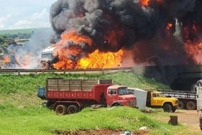 As imagens mostram o momento em que um dos caminhões invade a pista contrária sobre o viaduto