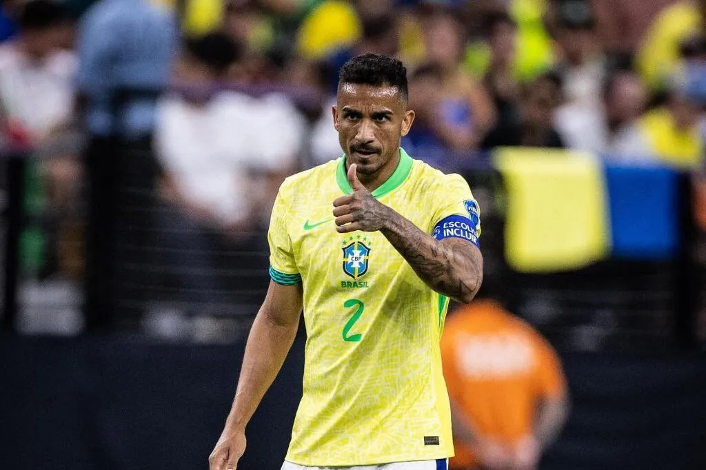 Danilo em campo pela Seleção Brasileira