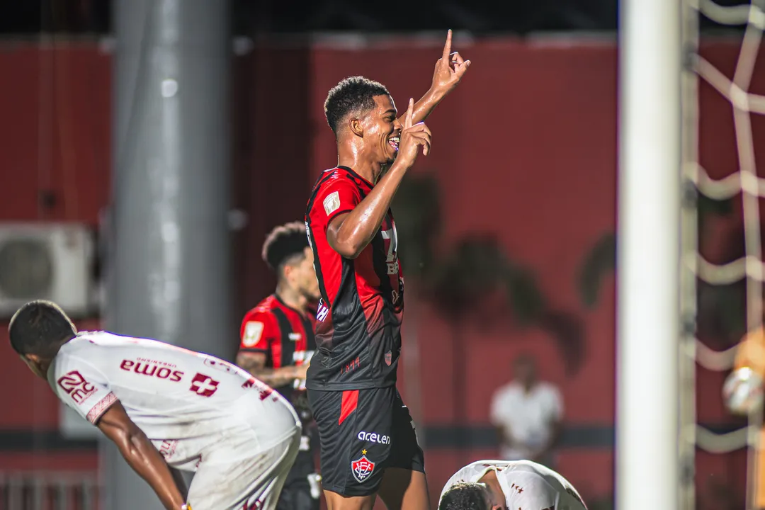 Carlinhos marcou o gol da vitória rubro-negra no final da partida