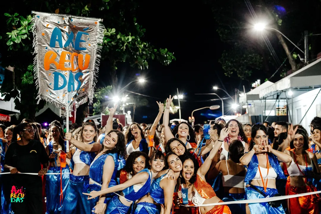 O desfile tem previsão de saída às 23:45h