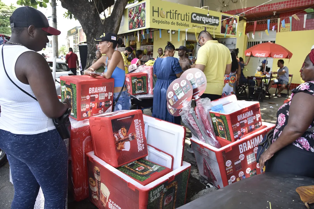 Muitos ambulantes acampam nos circuitos uma semana antes do início do Carnaval