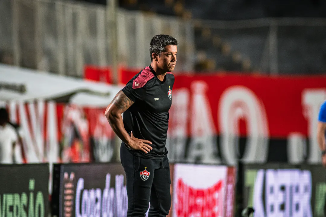 Thiago Carpini durante partida pelo Vitória