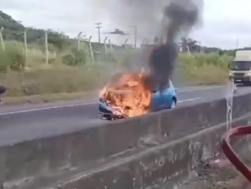 Imagem ilustrativa da imagem Vídeo: carro pega fogo na BR-324 em trecho do sentido Salvador