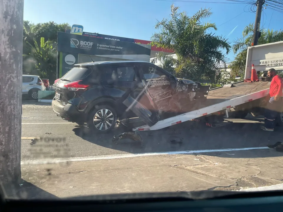 Carro ficou com laterla destruída