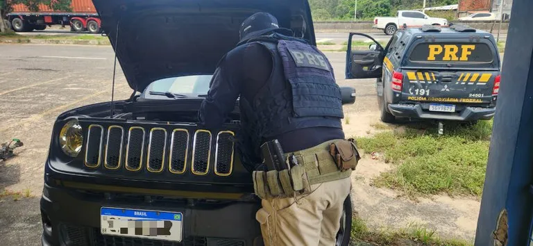 Carro foi recuperado por agentes da Polícia Rodoviária Federal (PRF) durante fiscalização na praça de pedágio de Simões Filho