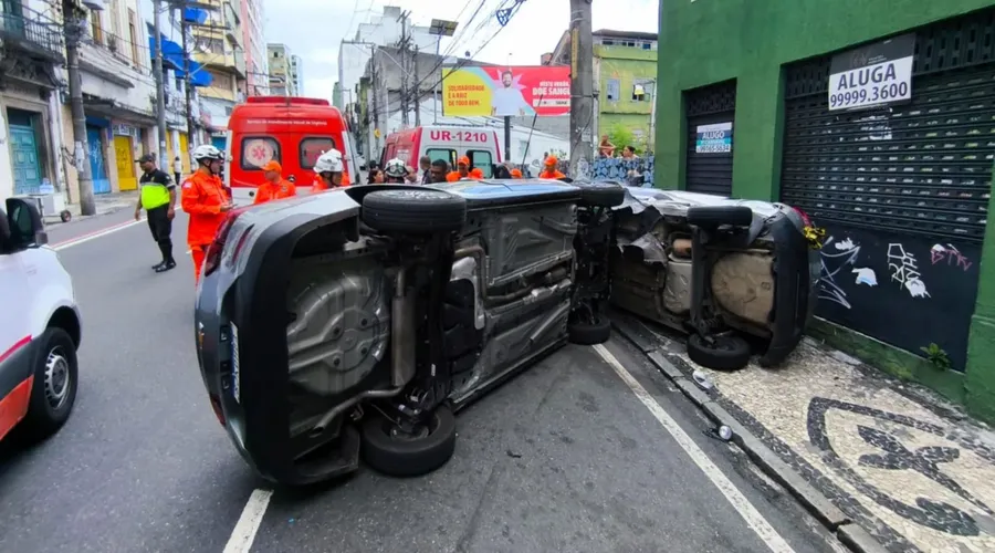 Carros capotam na Rua Carlos Gomes