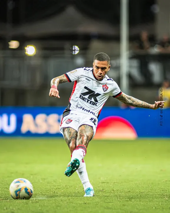 Lucas Esteves em ação com a camisa do Vitória