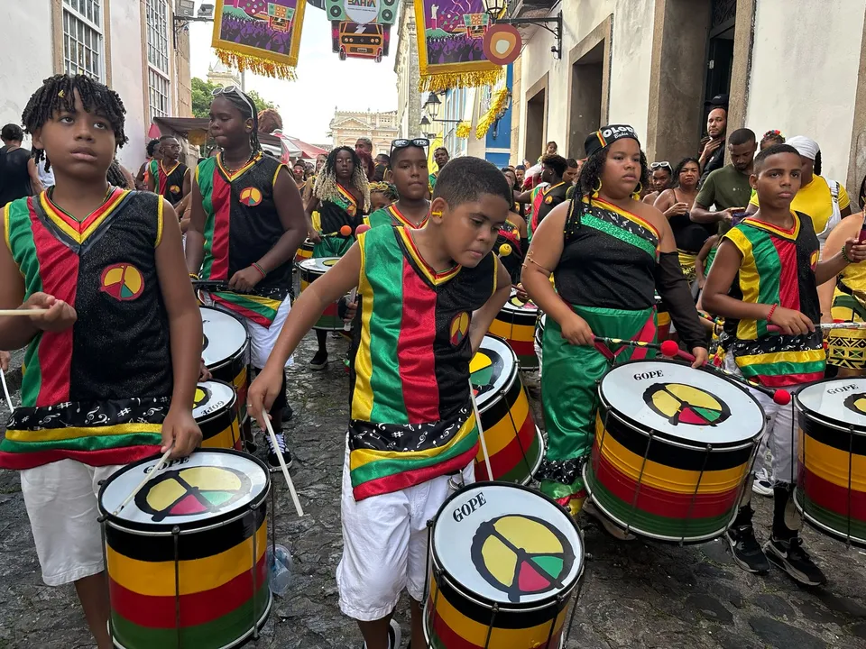 Imagem ilustrativa da imagem Celebrando as raízes jamaicanas, Olodum Mirim desfila pelas ruas do Pelô