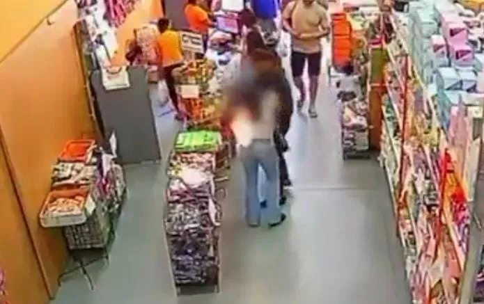 Celular explode no bolso de uma garota enquanto ela fazia compras