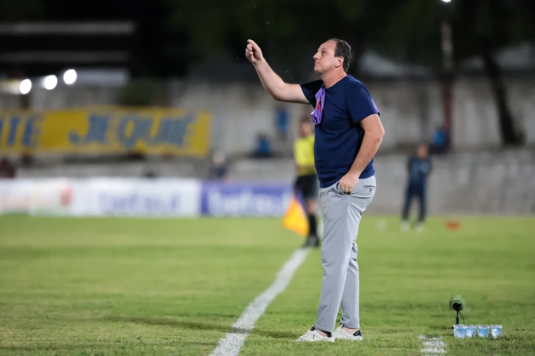 Rogério Ceni à beira do gramado no jogo contra o Jequié