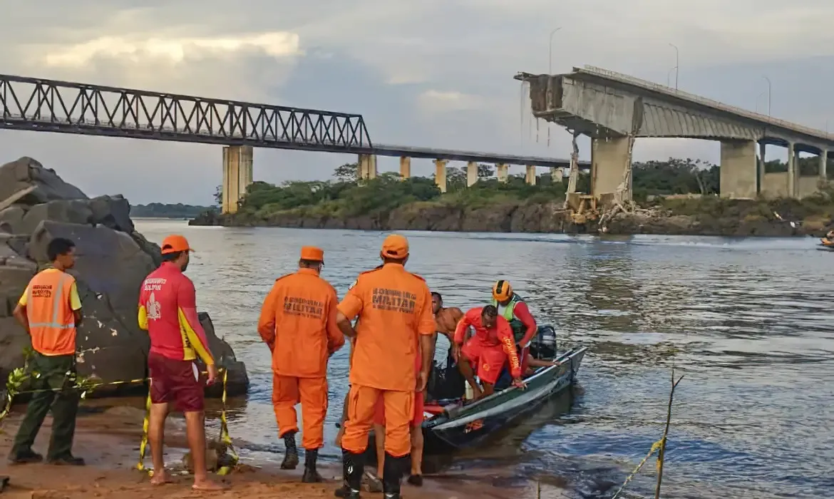 Imagem ilustrativa da imagem Chega a 11 o número de mortes confirmadas após queda de ponte