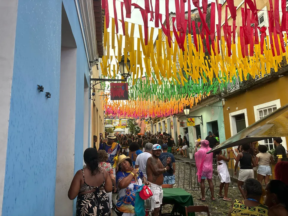 Imagem ilustrativa da imagem Chuva não desanima foliões no Pelourinho nesta segunda de Carnaval