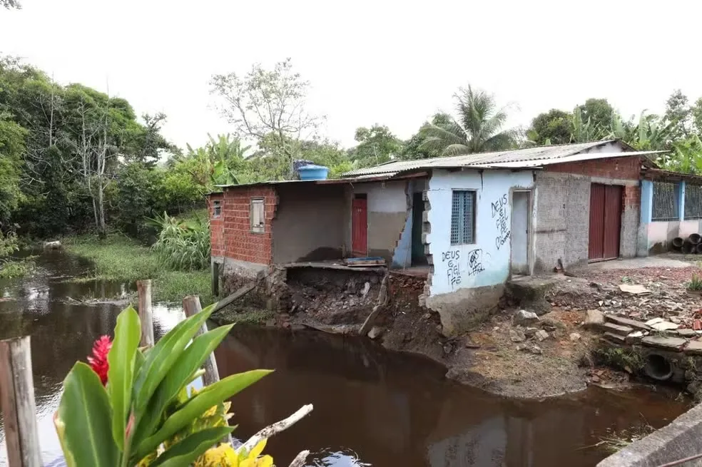 Distrito de Rinha de São Cristóvão - em Itajuípe - estrutura de uma casa desabou por causa das chuvas na Bahia