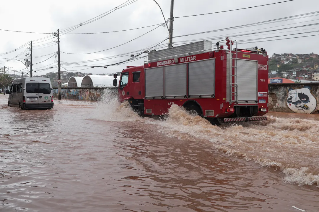 Emergências com as chuvas na Bahia: Corpo de Bombeiros pode ser acionado pelo 193