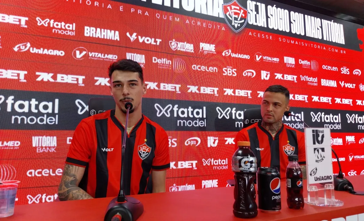 Claudinho e Thiaguinho foram apresentados pelo Vitória nesta janela de transferências