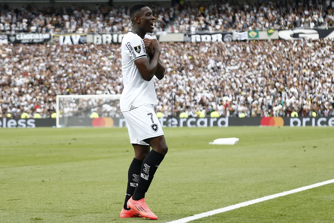 Luiz Henrique comemorando um gol na Libertadores