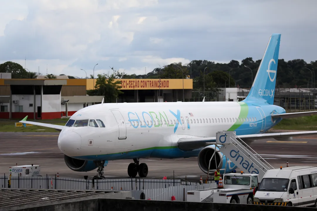 O avião que trouxe brasileiros deportados dos EUA é fotografado no Aeroporto Internacional Eduardo Gomes, em Manaus, e