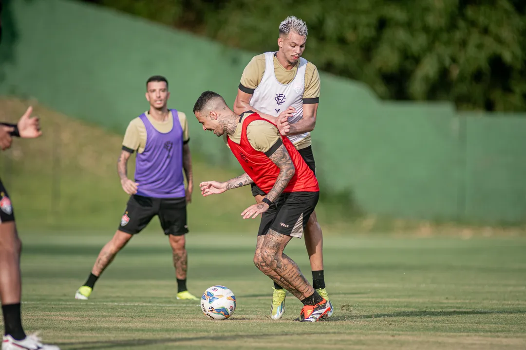 Elenco rubro-negro em atividade na Toca do Leão