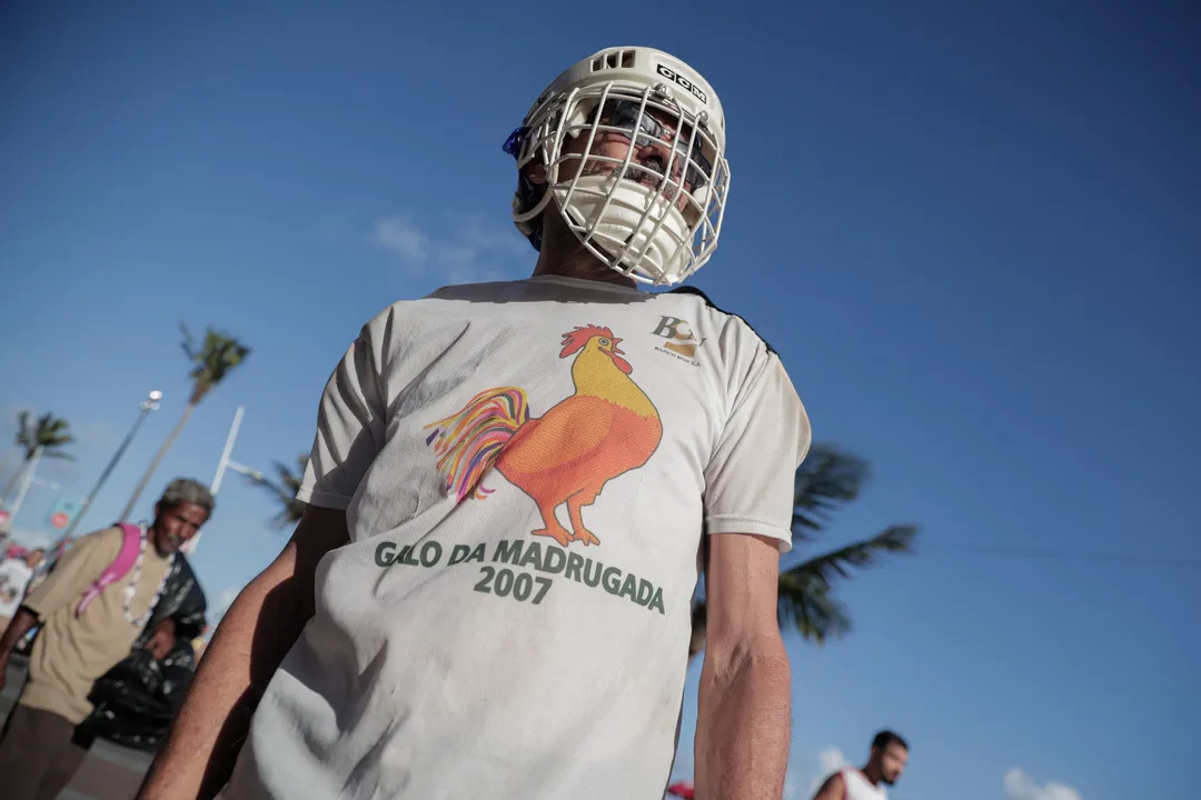 Imagem ilustrativa da imagem Com capacete de hóquei, folião se joga na folia no circuito Dodô