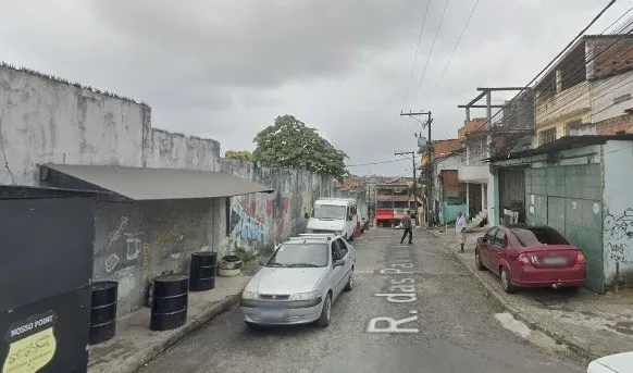 Durante o confronto, carros e casas foram atingidos