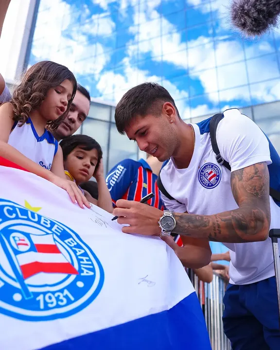 Jogadores do Bahia são recepcionados com festa pela turma tricolor em Juazeiro