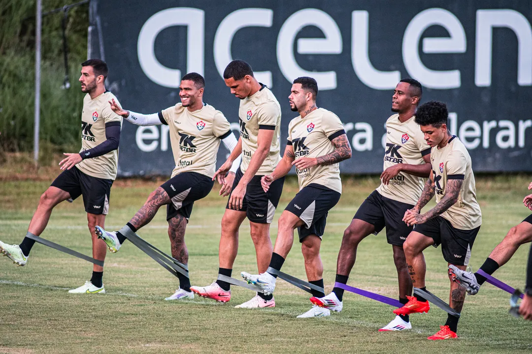 Plantel do Vitória durante a preparação para pegar o Colo-Colo na Toca do Leão