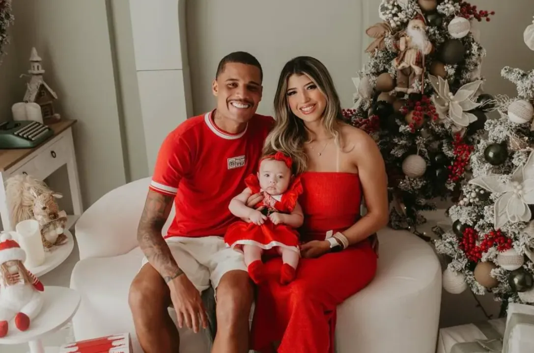 Janderson, atacante do Vitória, aproveitou Natal ao lado da esposa e da filha