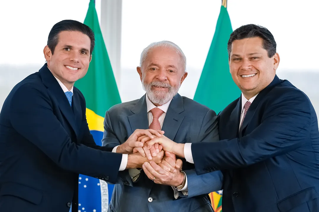 Hugo Motta (à esquerda), Lula (no meio), Davi Alcolumbre (à direita)