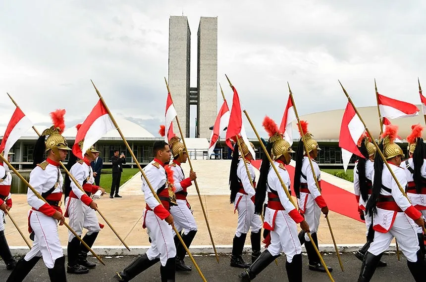 Antes da sessão, se não chover, haverá a tradicional cerimônia do lado de fora do Congresso