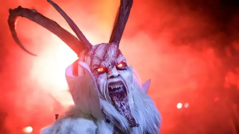 Krampus é frequentemente descrito como uma criatura meio homem, meio besta