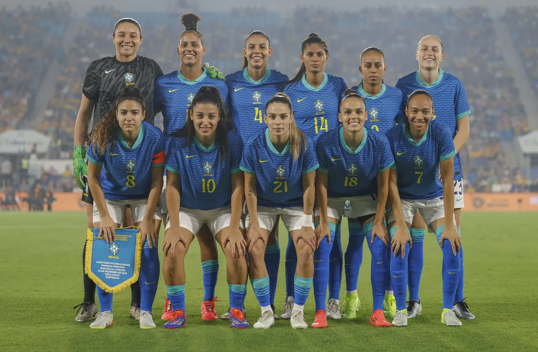 Titulares da Seleção Brasileira feminina posa para foto