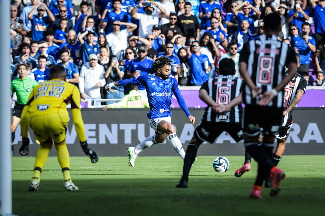 Cruzeiro e Atlético-MG duelaram em Orlando, no EUA. Gabigol esteve em campo