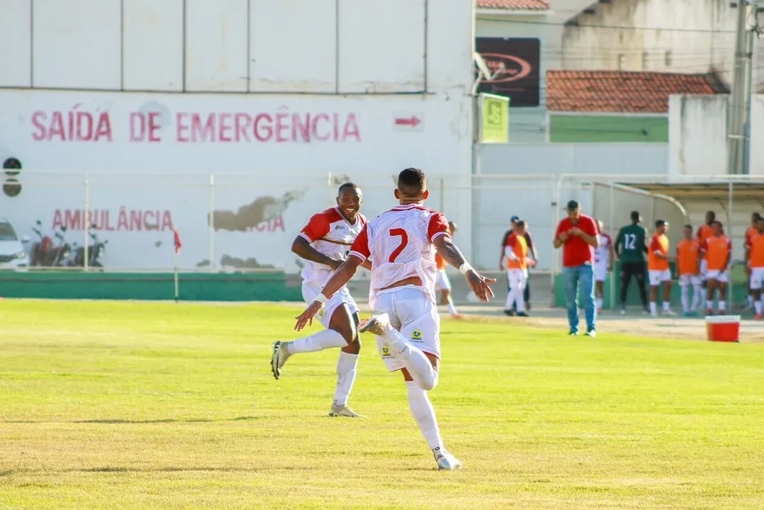 Jogadores da Juazeirense celebram gol sobre o Fluminense/PI