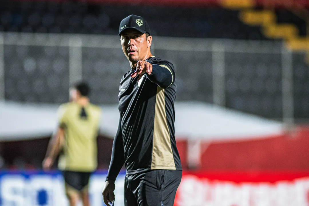 Thiago Carpini orienta a equipe durante treinamento no Barradão