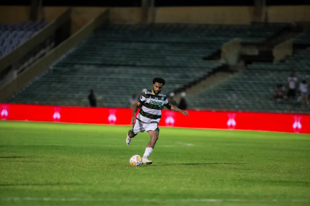 Baiano Reinaldo em ação com a camisa do Altos