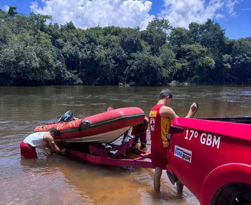 Para a recuperação, os bombeiros utilizaram um bote