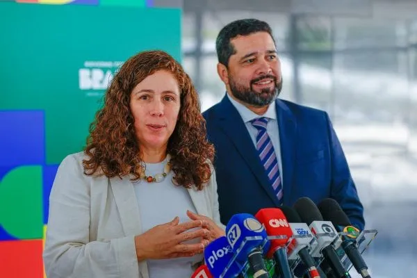 Ministra da Gestão e da Inovação em Serviços Públicos, Esther Dweck, também participou da reunião no Palácio do Planalto e concedeu entrevista coletiva com o presidente dos Correios