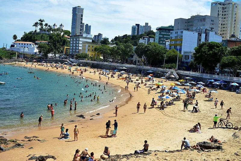 Frequentadores no Porto da Barra, em Salvador, em dia ensolarado (ilustração)