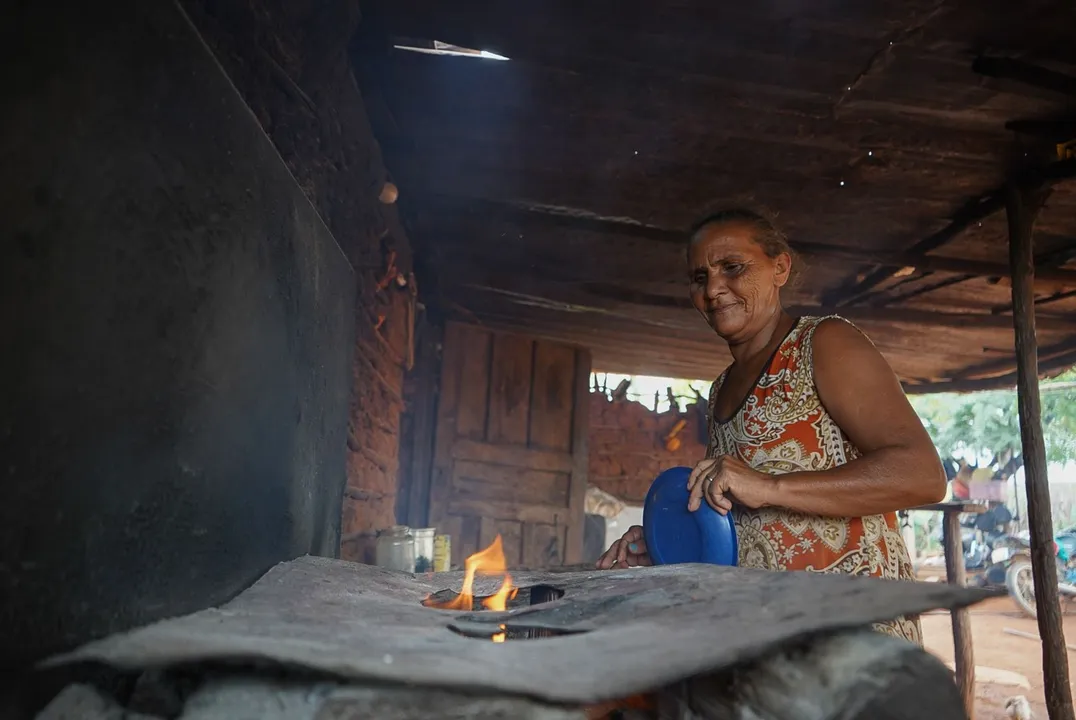 No fogão à lenha, Maria Conceição nem sempre tem comida suficiente para alimentar a família