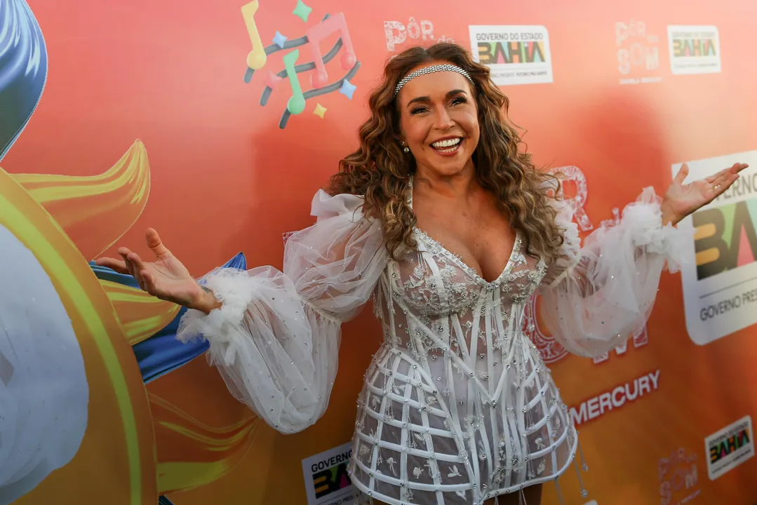 Daniela Mercury celebra Pôr do Som após impasses e brinca: “Vamos ter que aumentar”