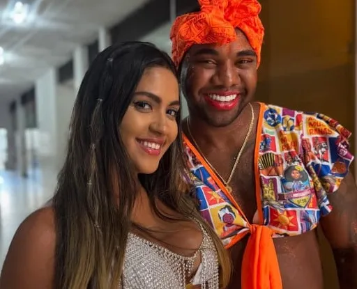 Davi Brito curte Carnaval vestido de  Muquiranas e ao lado da namorada