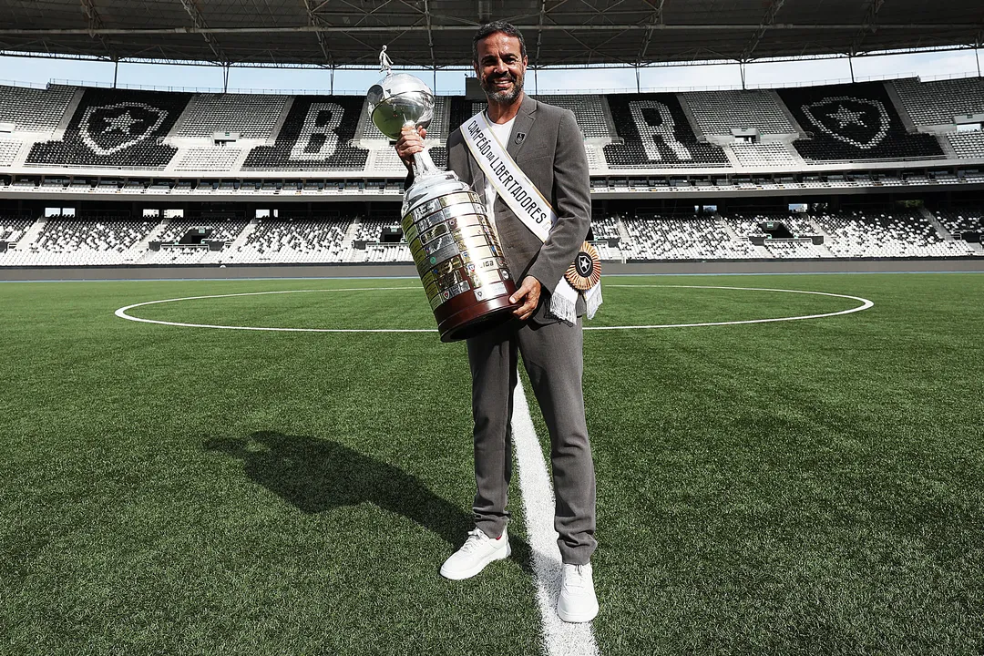 Arthur Jorge com a taça da Libertadores