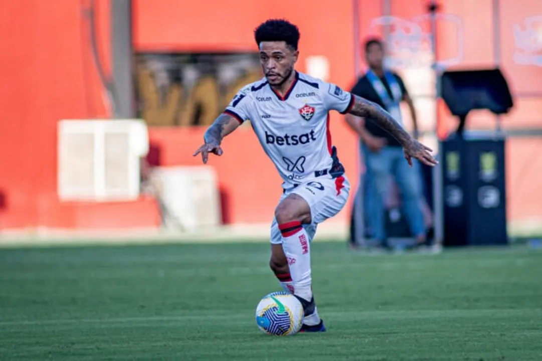 Matheuzinho em ação com a camisa do Vitória