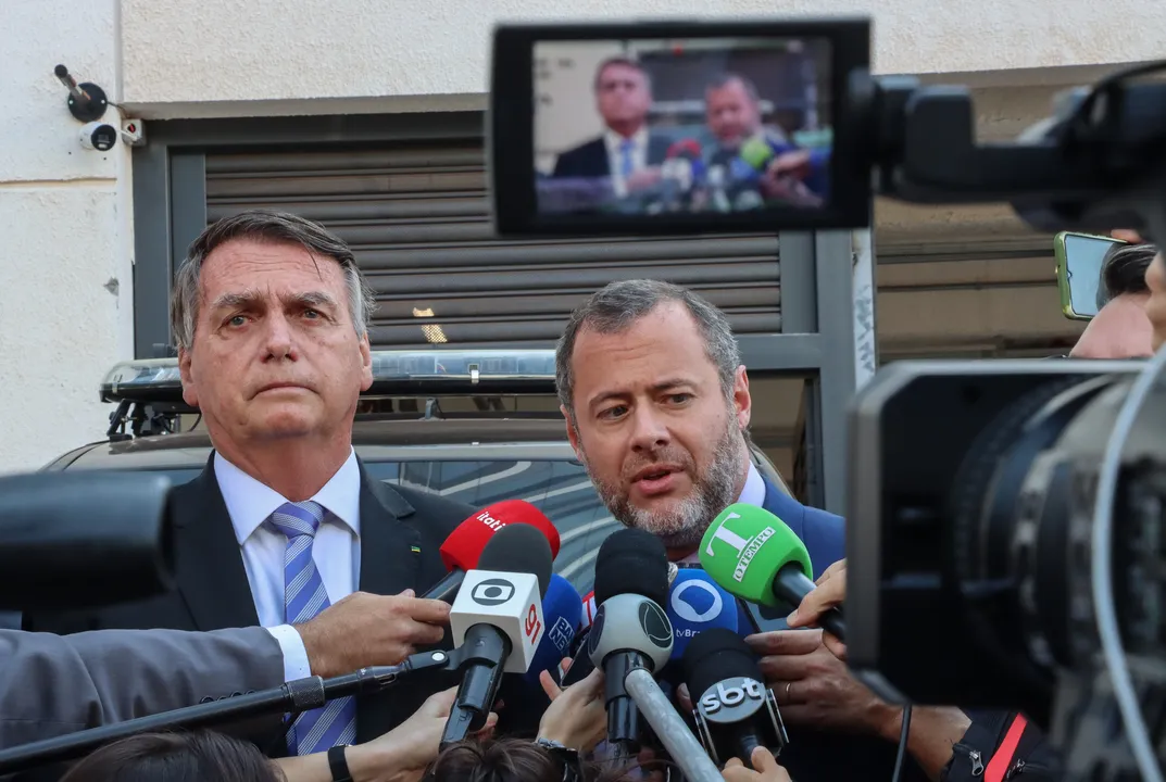 O ex-presidente Jair Bolsonaro, fala com jornalistas, na sede da Polícia Federal em Brasília.