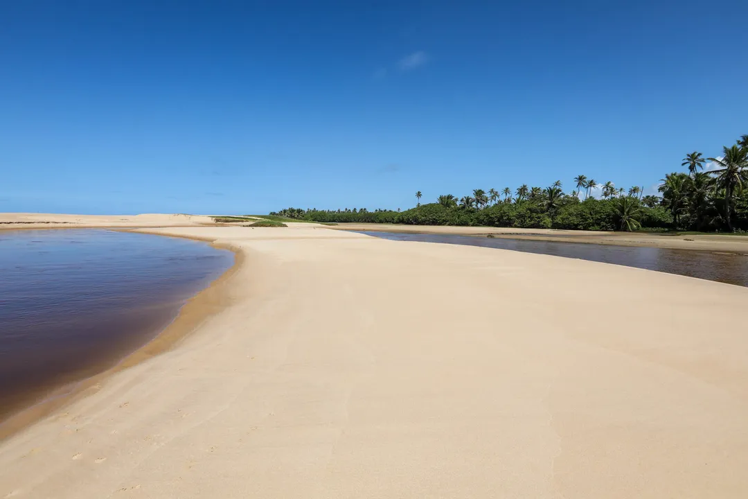 Praia de Imbassaí, uma das praias localizadas no Litoral Norte da Bahia