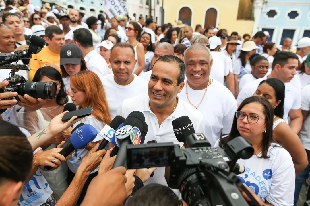 Prefeito concedeu coletiva de imprensa  em frente à Basílica da Conceição da Praia