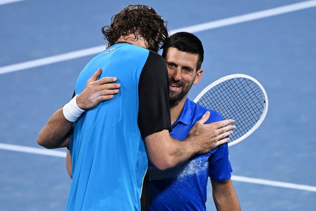 Americano Reilly Opelka cumprimenta Novak Djokovic