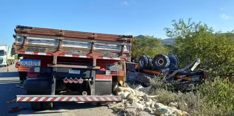 Imagem ilustrativa da imagem Dois homens morrem após engavetamento entre três caminhões na BR-407